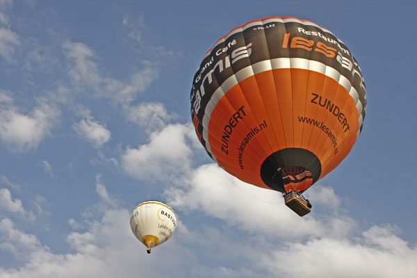 Het publiek keek zijn ogen uit bij het Ballon Fiesta 2009 aan de Rietdijk in Breda. foto Jorgen Janssens